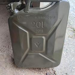 Jerrican militaire 20 L. Neuf  de l'Arm&eacute;e Suisse avec becs verseur