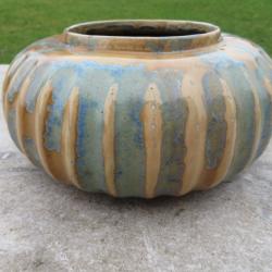 Ancien vase &agrave; panse aplatie en gr&egrave;s &eacute;maill&eacute; avec &eacute;maux cristallis&eacute;s - FRANCE (Vers 1920)