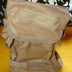 HOUSSE DE MASQUE N.B.C DE COULEUR SABLE , COMPRENANT DEUX POCHES SUR LES COTES ET UNE POCHE PRINCIPA