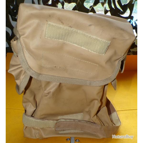 HOUSSE DE MASQUE N.B.C DE COULEUR SABLE , COMPRENANT DEUX POCHES SUR LES COTES ET UNE POCHE PRINCIPA