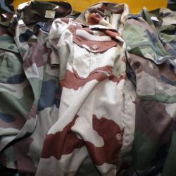 LOT DE 3 CHEMISETTES AVEC CAMOUFLAGE FEUILLAGE ET SABLE DE L'ARMEE FRANCAISE , TAILLE 39-40  SOIT M