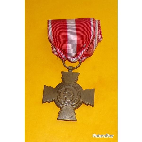 MEDAILLE : CROIX DE LA VALEUR MILITAIRE  DE LA REPUBLIQUE FRANCAISE , ETAT VOIR PHOTOS . POUR TOUT R