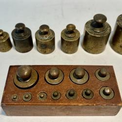19 Poids Anciens en laiton pour balance