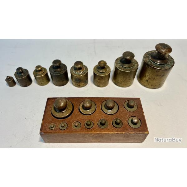 19 Poids Anciens en laiton pour balance