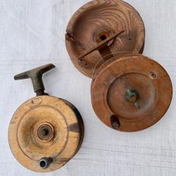 2 ANCIENS GROS MOULINET EN BOIS &Oslash; 13 et 13,5 cm + 1 BOBINE BOIS