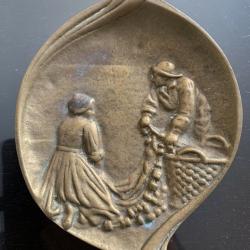 Ancien Vide poche en Bronze Couple de p&ecirc;cheurs