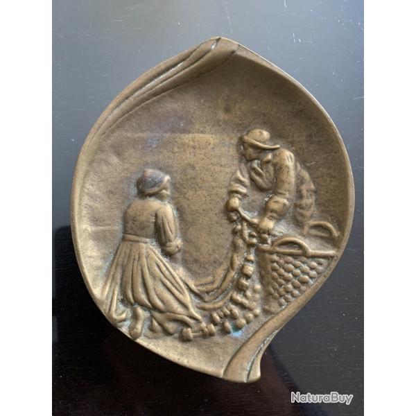 Ancien Vide poche en Bronze Couple de p�cheurs