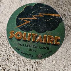 Lot 3 bo&icirc;tes anciennes vintage : cirage Solitaire + bo&icirc;te m&eacute;tal publicitaire + bo&icirc;te punaises