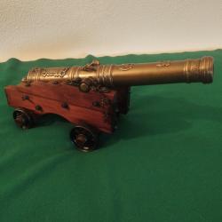 Canon avec son charriot.Replique d&acute;un canon Espagnole  &aacute; &eacute;chele reduit du XVIII si&eacute;cle