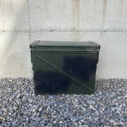 Grande caisse m&eacute;tallique (vide).