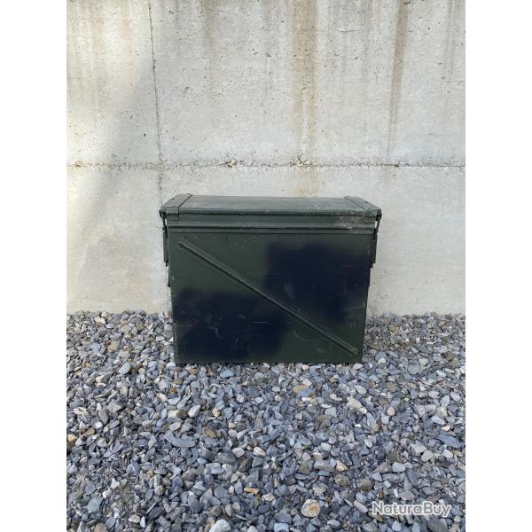 Grande caisse m�tallique (vide).