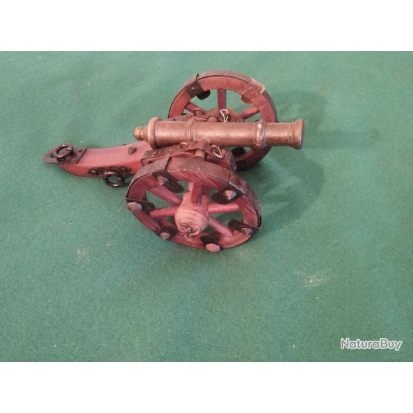 Canon marine avec  son charriot.Replique d�un canon   � �chele reduit du XVIII si�cle