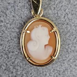 Pendentif Cam&eacute;e serti en or 18 carats