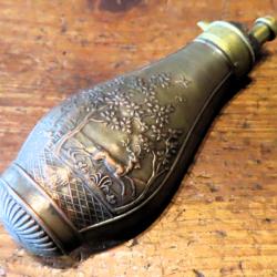 Poire &agrave; poudre ou &agrave; pulverin pour coffret de pistolet