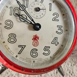 Ancien r&eacute;veil m&eacute;canique SMI Marseille Made in France rouge vintage ann&eacute;es 50