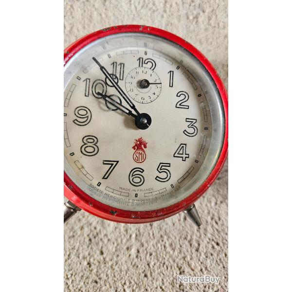 Ancien r�veil m�canique SMI Marseille Made in France rouge vintage ann�es 50