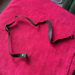 Bretelle ancienne en cuir peut &ecirc;tre Manufrance, pas de prix de r&eacute;serve