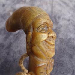 Belle canne en bois noueux et poign&eacute;e en corne.