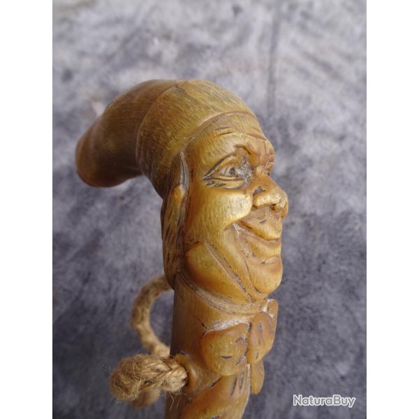 Belle canne en bois noueux et poign�e en corne.