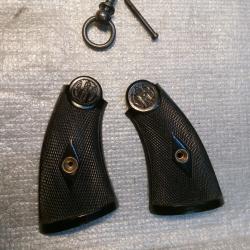 Lot plaquettes et anneau de dragonne pour Revolver 92 espagnol type Smith