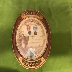 RARE MAGNIFIQUE CADRE AVEC M&Eacute;DAILLES 39-45 PRISONNIE DE GUERRE