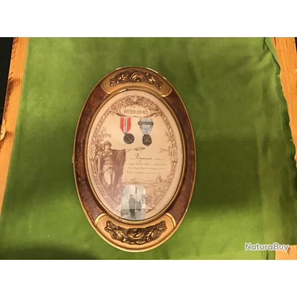 RARE MAGNIFIQUE CADRE AVEC M�DAILLES 39-45 PRISONNIE DE GUERRE