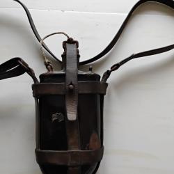 Belle gourde ancienne avec son brel&acirc;ge de transport en cuir