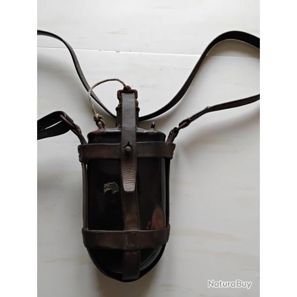 Belle gourde ancienne avec son brel�ge de transport en cuir