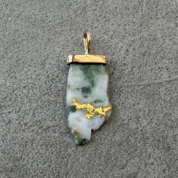 Pendentif artisanal unique - Bloc de quartz naturel bleut&eacute; avec incrustation naturelle d'or - Sertis