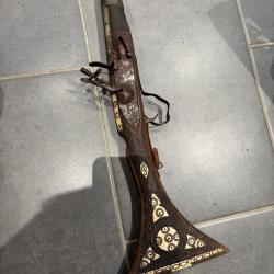 Mousquet fantasia ancien avec incrustations nacre