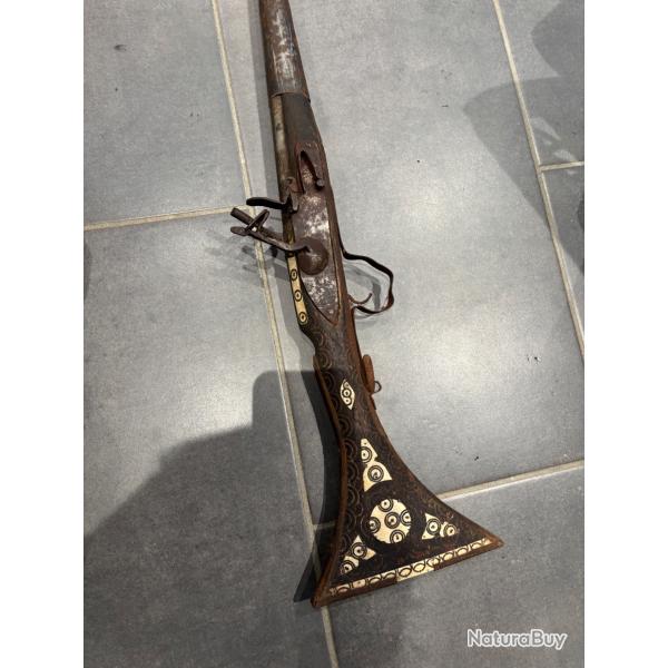 Mousquet fantasia ancien avec incrustations nacre