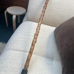 canne-&eacute;p&eacute;e ancienne, en bois dur (buis ?), &eacute;p&eacute;e m&eacute;tal d&eacute;cor&eacute;e, longueur totale 84 cms, &eacute;p&eacute;e 36 cms.