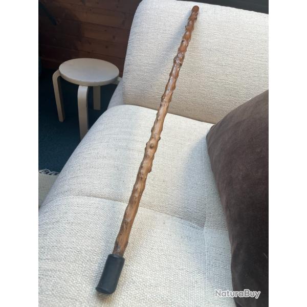 canne-�p�e ancienne, en bois dur (buis ?), �p�e m�tal d�cor�e, longueur totale 84 cms, �p�e 36 cms.