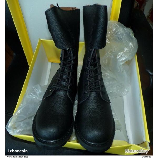 RANGERS , BOTTES DE MARCHE DE L'ARMEE FRANCAISE, POINTURE 41 , NEUF . FABRICATION BOMALAND , VENDU A