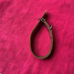 Collier en cuir neuf pour chiens, pas de prix de r&eacute;serve.