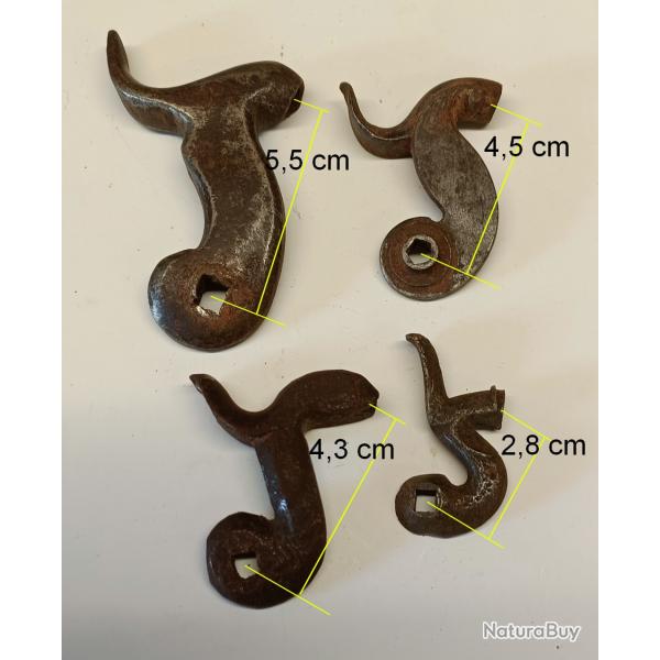 LOT DE 4 CHIENS A PERCUSSION