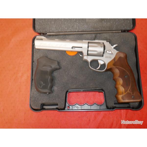 Revolver TAURUS TRACKER 627 canon de 6" compens� en 38-357 Mag avec poign�e bois Match