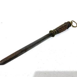 Ancien Couteau pic de tranch&eacute;es fair dans un couteau &agrave; aiguis&eacute;