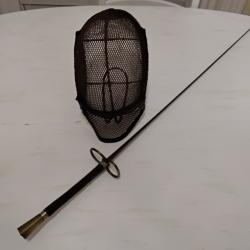 Duo d'un fleur&ecirc;t l. Carr&eacute; et d'un masque d'escrime