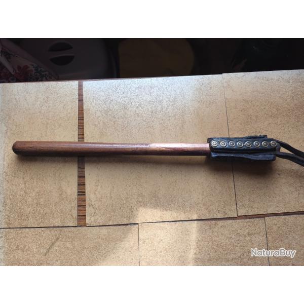 Matraque en bois et dragonne en cuir