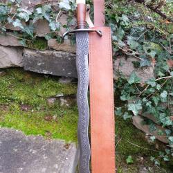 Ep&eacute;e De Barbare Lame Garde Pommeau Damas 512 Couches Forg&eacute;e Manche Bois Etui Cuir Fab Artisanale