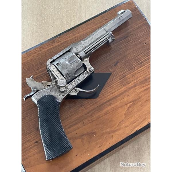 REVOLVER ��BABY FAGNUS MAQUAIRE�� ENTI�REMENT GRAV� ET SA BO�TE DE CARTOUCHES