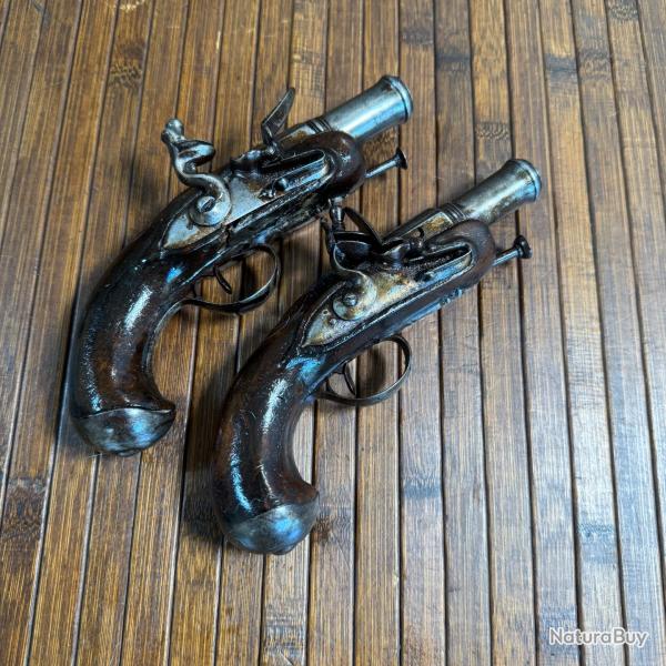 PAIRE DE PISTOLETS A SILEX DE VOYAGE XVlll �me si�cle FRANCE LOUIS XV