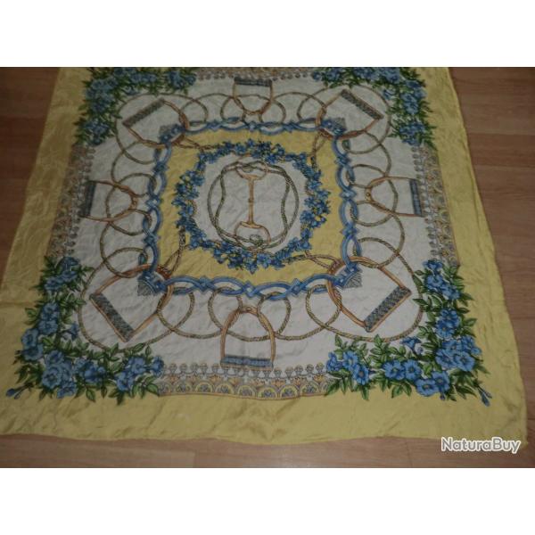 carr� foulard vintage 100% soie roulott� main  85 X 85 cm