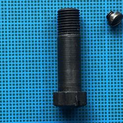 Diana 25: Grosse et petite vis de fixation entre le tube principal et le canon