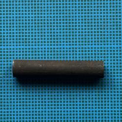 Diana 25: gros rivet de retenu du bloc ressort &agrave; l'arri&egrave;re du tube.