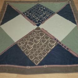 carr&eacute; foulard vintage 100% soie roulott&eacute; main  81 X 77  cm