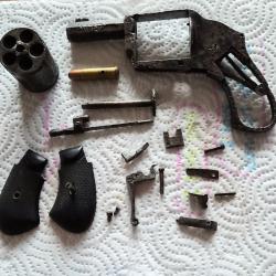 Revolver Hammerless en 8 mm fran&ccedil;ais