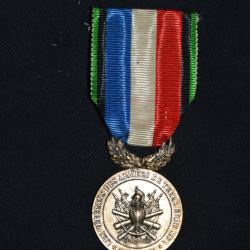 MEDAILLE D'HONNEUR DES VETERANS (VERMEIL) ARMEE DE TERRE ET DE MER-GUERRE 1870/71-OUBLIER...JAMAIS