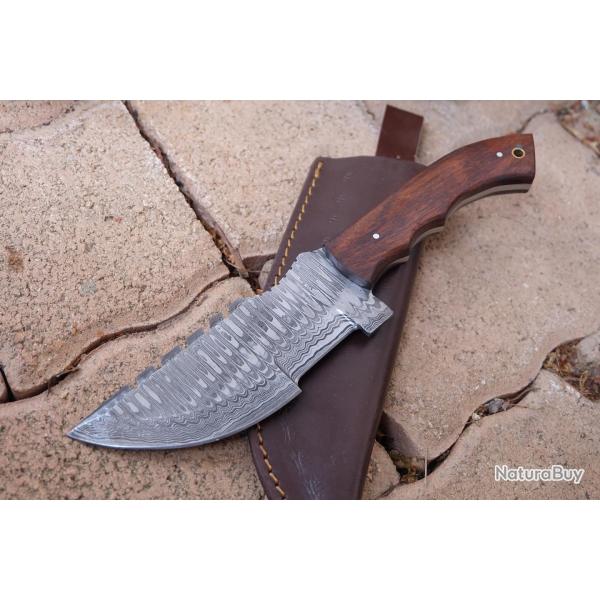 Couteau de Chasse Trakker Damas Grosse Lame 256 Couches Manche Bois Fabric Artisanale Etui Cuir 02